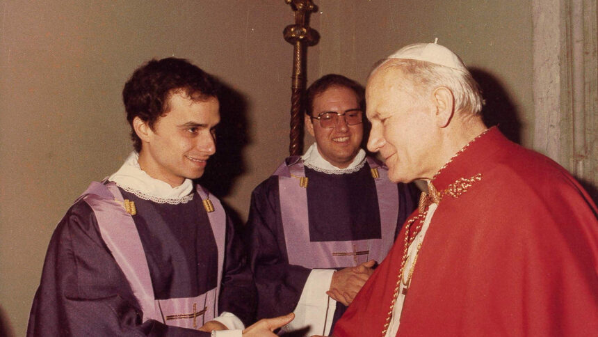 През 1982 г. е ръкоположен за свещеник, а само три години по-късно заминава за Перу като мисионер