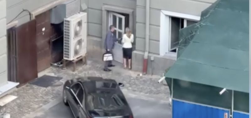 Рая Назарян влиза в НС като Пеевски: С охрана, отваряне на врати и носене на чанта (видео)
