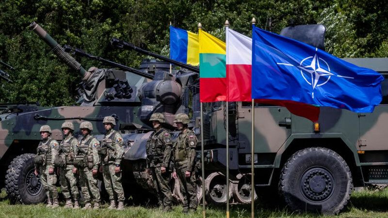 Войници със знамето на НАТО