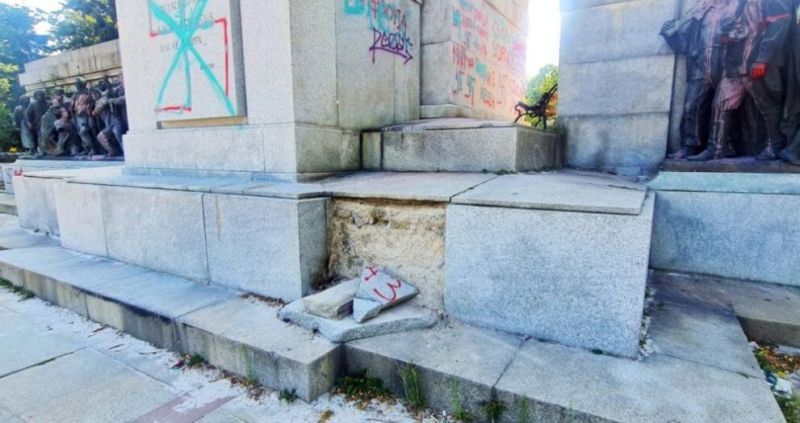 Братската могила в Борисовата градина е надраскана