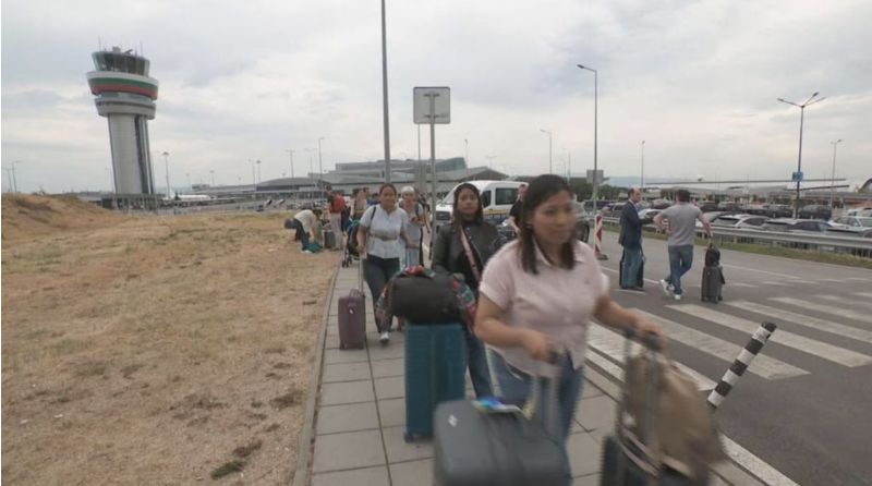 Пътници мъкнат куфари и чанти от летище 