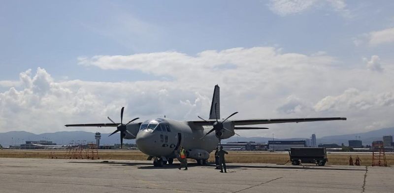 Военен самолет докара дете за лечение.