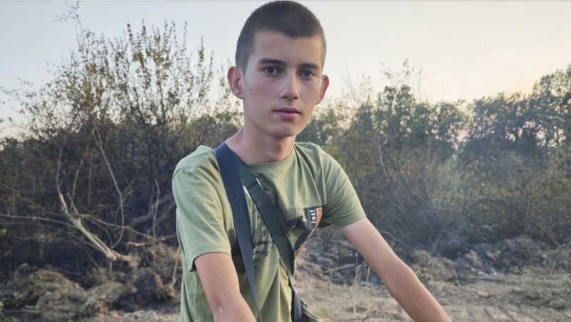 16-годишният Даниел вече над 2 дни се грижи за пожарникарите край Сунгурларе