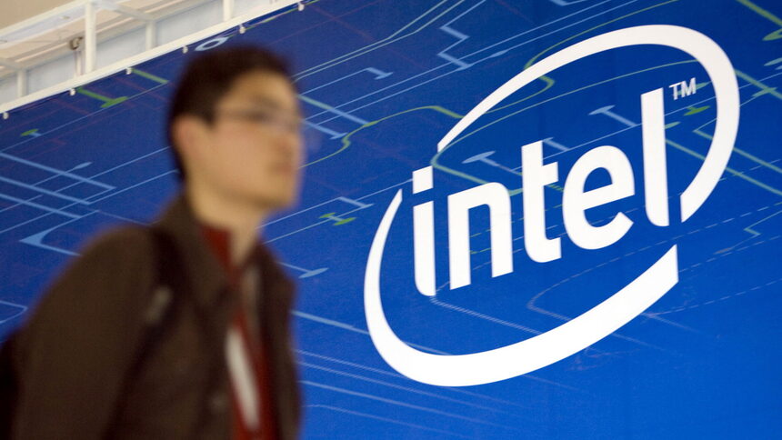 Подобно финансиране може да помогне на Intel да възстанови позициите си в надпреварата за AI чипове с Nvidia и AMD