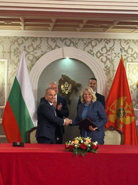 Министър на транспорта и съобщенията на България Гроздан Караджов и министъра на транспорта на Черна гора Мая Вукичевич