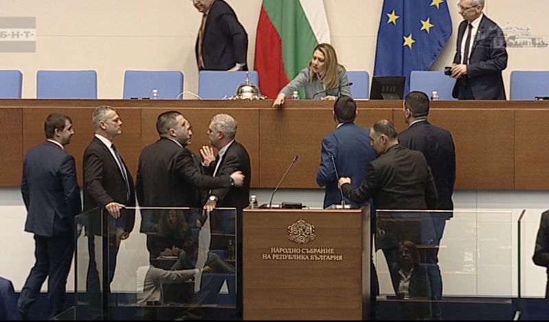 Скандал прекъсна заседанието на парламента тази сутрин Скандал прекъсна заседанието на парламента тази сутрин