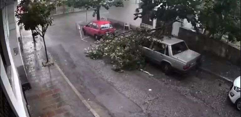 Силна буря удари Петрич, има щети