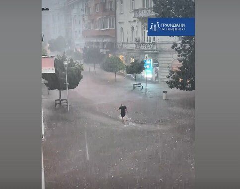 Наводнена улица във Варна
