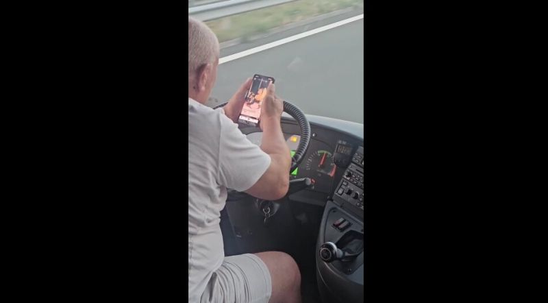 Снимаха шофьор на автобус да гледа TikTok, докато кара на магистралата
